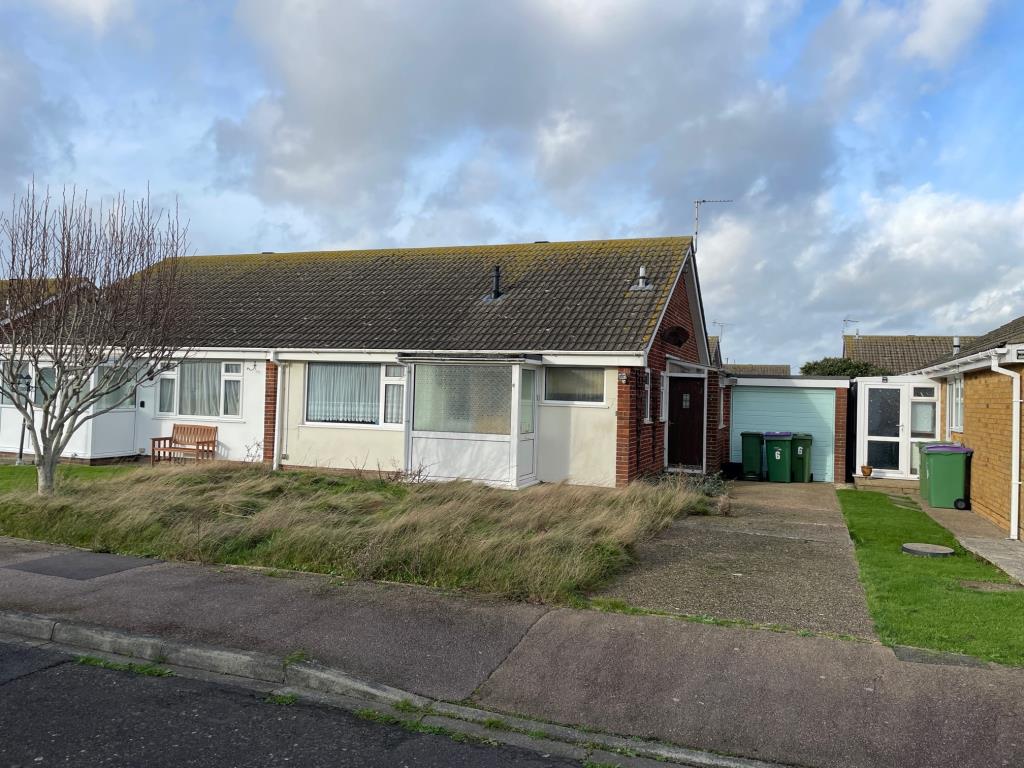 Lot: 126 - SEMI-DETACHED BUNGALOW IN POPULAR LOCATION - 